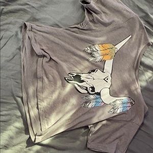 gray cropped tee with bull skull and feathers